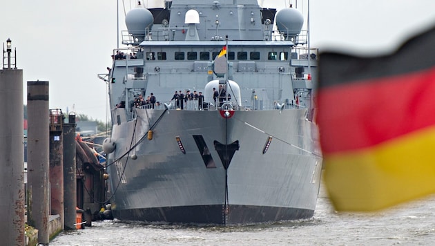 Die Fregatte "Hessen" ist seit Anfang Mai vor der Küste Libyens im Einsatz. (Bild: APA/EPA/DANIEL BOCKWOLDT)
