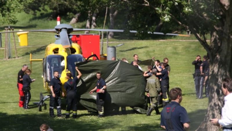 Mit dem Helikopter wurde der Verunfallte ins Spital geflogen, wo er verstarb. (Bild: "Krone"-Leserreporter Anita Lang)