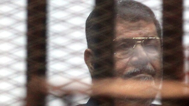 Ernste Miene des Angeklagten Mursi bei der Urteilsverkündung (Bild: APA/EPA/KHALED ELFIQI)