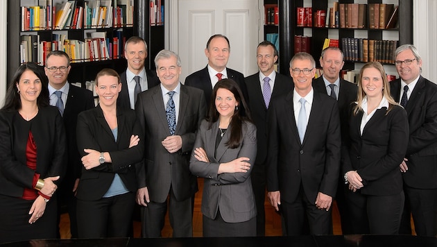 Die zwölf Anwältinnen und Anwälte der renommierten Innsbrucker Rechtsanwaltskanzlei. (Bild: Greiter Pegger Kofler & Partner)