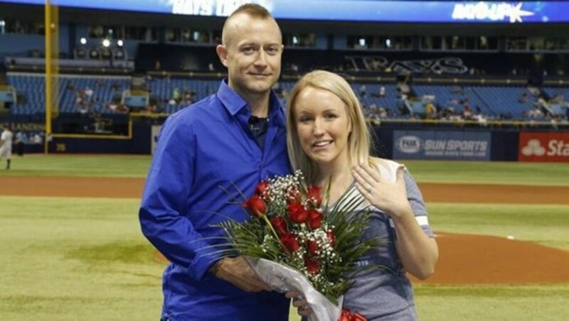 Das erste Foto nach dem geglückten Antrag im Stadion der Tampa Bay Rays (Bild: Facebook.com/Tampa Bay Rays)