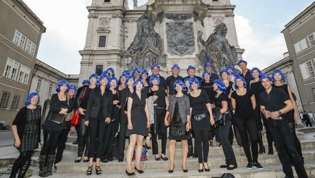 Vor dem imposanten Dom: Der Chor "Impulse" sticht mit blauer Haarpracht und Einklang heraus. (Bild: Markus Tschepp)