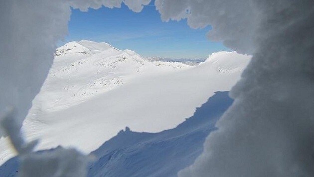 Schnee hat die Linse der Kamera fast zugeweht - ein winziges Guckloch erlaubt den Gletscherblick. (Bild: ZAMG)