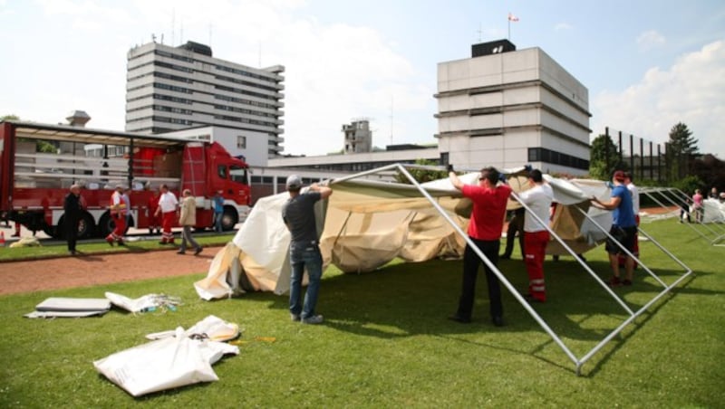 In Linz werden Zeltlager für Flüchtlinge aufgebaut. (Bild: APA/LPD OÖ/MICHAEL DIETRICH)