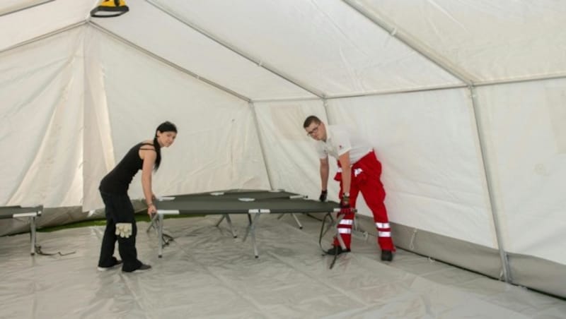 In Linz werden Zeltlager für Flüchtlinge aufgebaut. (Bild: APA/FOTOKERSCHI.AT/WERNER KERSCHBAUM)