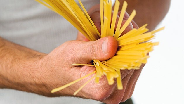 Productos procesados como la pasta pueden contener "huevos enjaulados ocultos", advierte la industria avícola (imagen simbólica). (Bild: thinkstockphotos.de (Symbolbild))