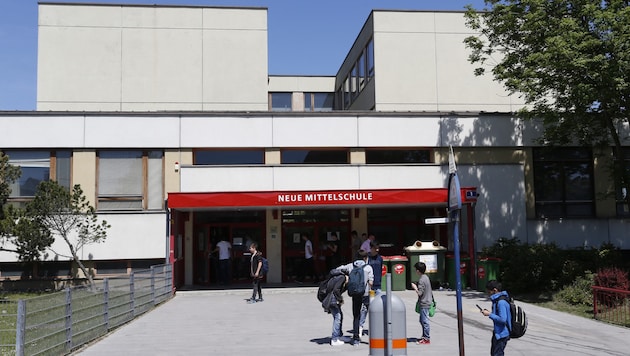 Asbestalarm herrschte an dieser Schule in Wien-Floridsdorf. Nun konnte Entwarnung gegeben werden. (Bild: Zwefo)