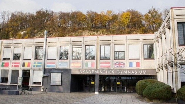 Das Akademische Gymnasium wird renoviert. Im Exil öffneten Diebe die Latein-Zentralmaturafragen. (Bild: Franz Neumayr/Probst)