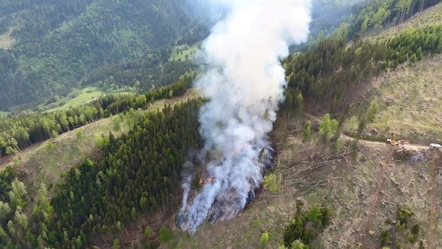 Von oben ist das Ausmaß des Waldbrandes deutlich erkennbar. (Bild: Feuerwehr Sachsenburg)