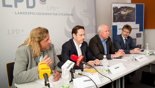 Tolle Zusammenarbeit: Frühauf (LKA), StA-Sprecher Bacher, Eberhart (LKA), Stadler (BKA) (Bild: LPD Steiermark/Makowecz)