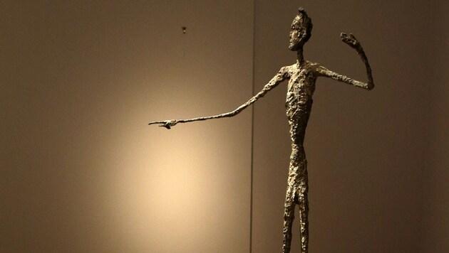 Giacomettis "Zeigender Mann" (Bild: APA/EPA/JASON SZENES)