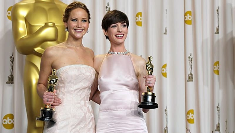 Jennifer Lawrence und Anne Hathaway mit ihren Goldjungen. (Bild: AP)