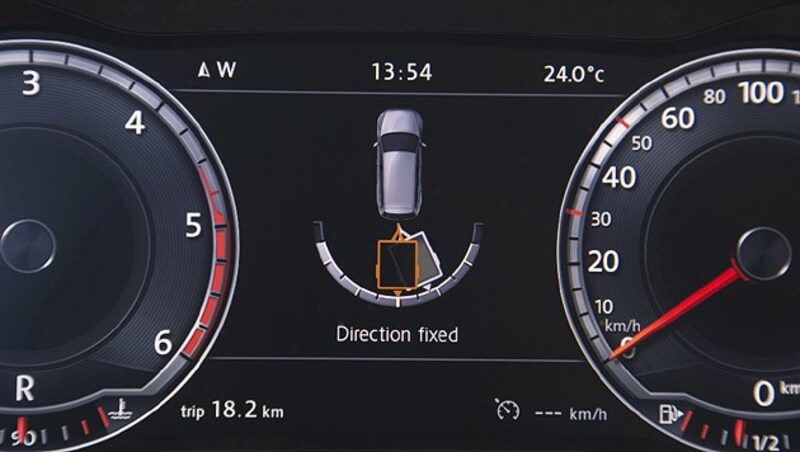 Mit dem Trailer Assist gibt man per Spiegelverstellknopf die Richtung vor. (Bild: Volkswagen)