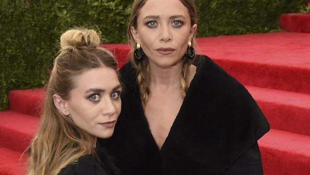 Ashley Olsen (l.) und Zwillingsschwester Mary Kate bei der Costume Institute Gala (Bild: AFP/TIMOTHY A. CLARY)