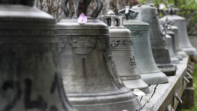 Glocken in unterschiedlichen Größen warten auf ihren Einsatz in Kirchen (Bild: APA/HELMUT FOHRINGER)