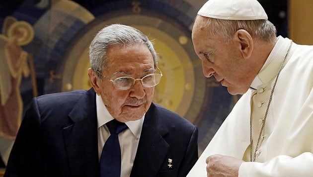 Kubas Präsident Raul Castro und Papst Franziskus (Bild: APA/EPA/Gregorio Borgia)