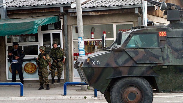 Polizeikräfte während des Einsatzes in Kumanovo (Bild: AP)