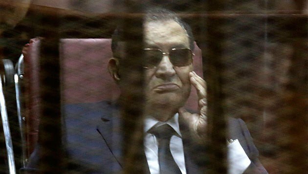Hosni Mubarak vor einem Gericht in Kairo (Bild: AP)