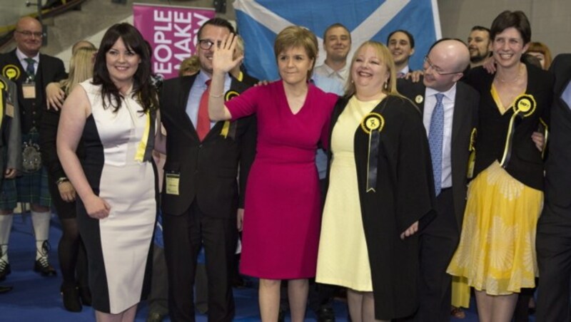 Nicola Sturgeon (Mitte) fuhr mit ihrer Schottischen Nationalpartei einen Erdrutschsieg ein. (Bild: APA/EPA/Robert Perry)