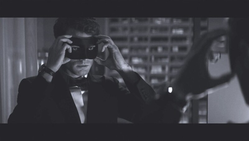 Das erste Foto aus "Fifty Shades Darker" zeigt Jamie Dornan beim Anlegen einer Augenmaske. (Bild: UPI)