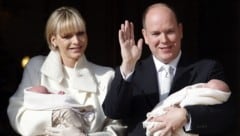 Das monegassische Fürstenpaar Albert II. und Charlene mit Prinz Jacques und Prinzessin Gabriella (Bild: EPA)