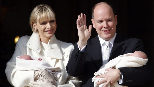 Das monegassische Fürstenpaar Albert II. und Charlene mit Prinz Jacques und Prinzessin Gabriella (Bild: EPA)
