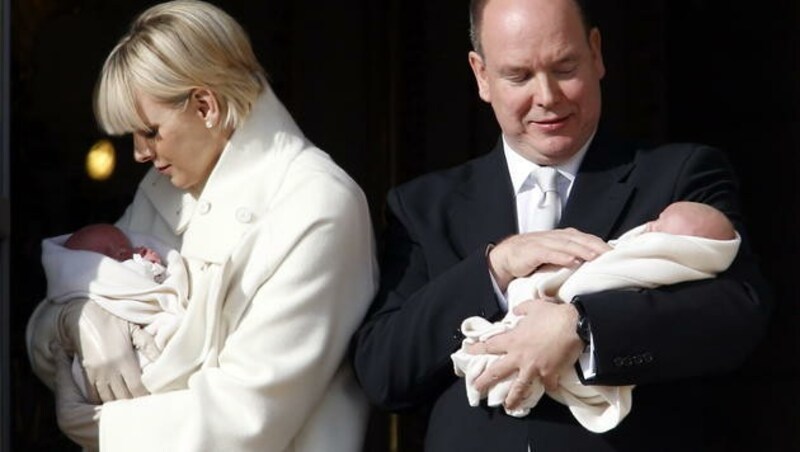 Fürstin Charlene versucht, mit dem Baby in ihrem Arm im Schatten zu bleiben. (Bild: AP)