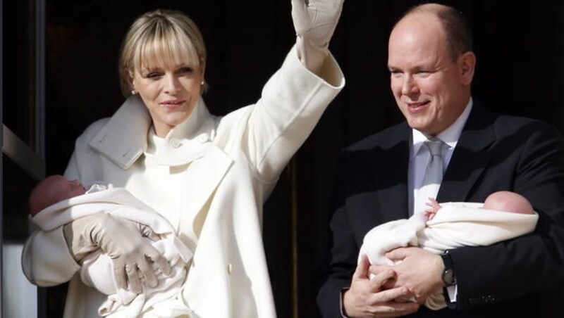 Charlene und Albert zeigen dem Volk ihre Zwillinge. (Bild: APA/EPA/GUILLAUME HORCAJUELO)