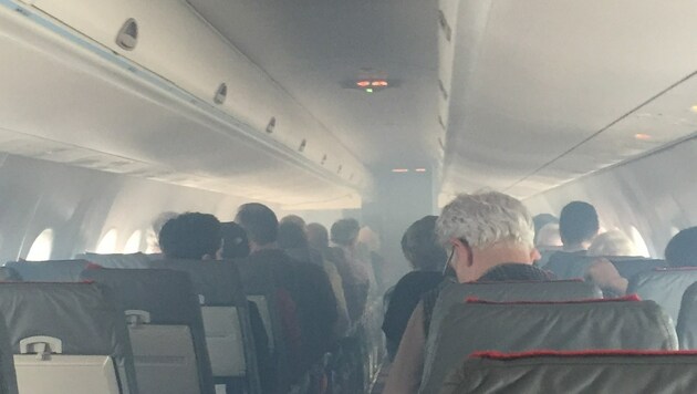 Ein Fluggast machte ein Foto von der völlig verrauchten Passagierkabine. (Bild: Privat)