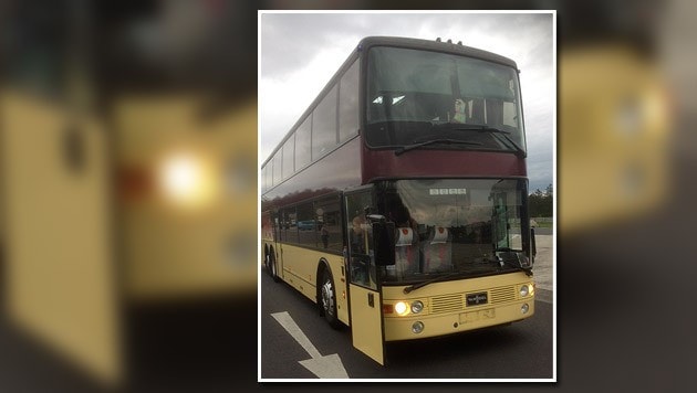 Bei einer Kontrolle auf der A2 wurde der Bus mit 52 Kindern an Bord aus dem Verkehr gezogen. (Bild: Polizei)