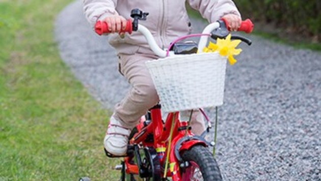 Prinzessin Estelle beim Fahrradfahren im Park von Schloss Haga. (Bild: Kate Gabor/Kungahuset.se)
