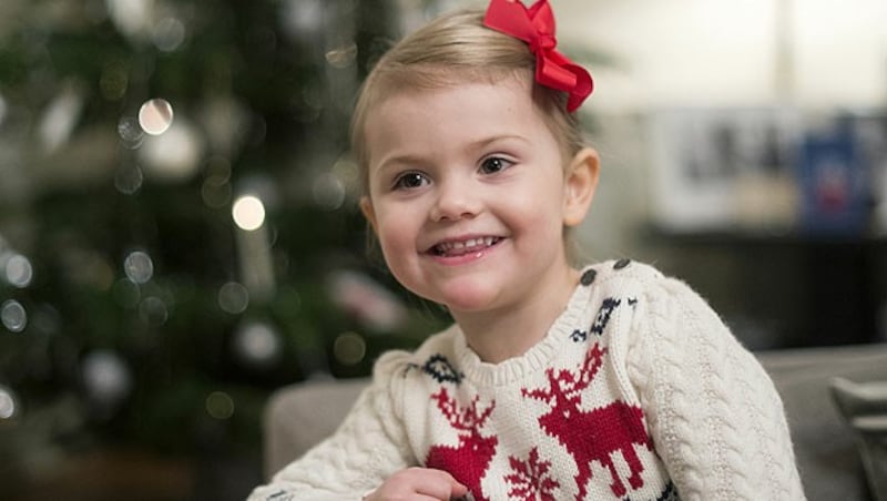 Mit rotem Schleifchen im Haar und roten Rentieren am Strickkleid sieht sie allerliebst aus. (Bild: Kungahuset.se)