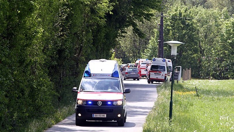 Einsatzkräfte am Unglücksort (Bild: Sepp Pail)