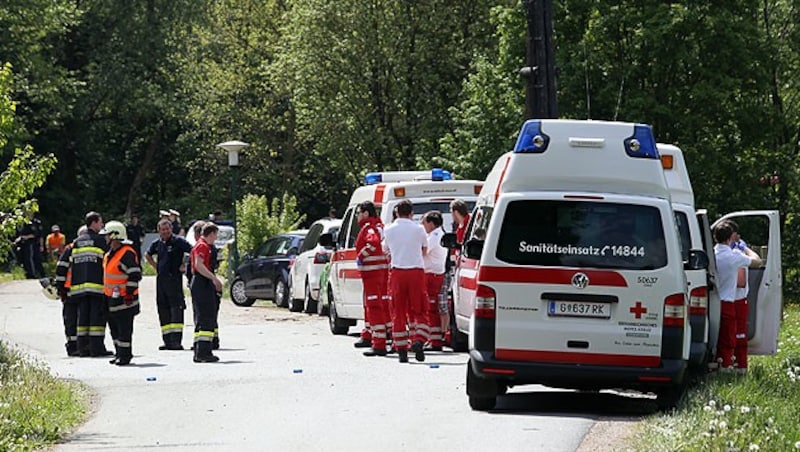 Einsatzkräfte am Unglücksort (Bild: Sepp Pail)