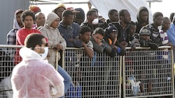 Bootsflüchtlinge in Italien (Bild: AP)