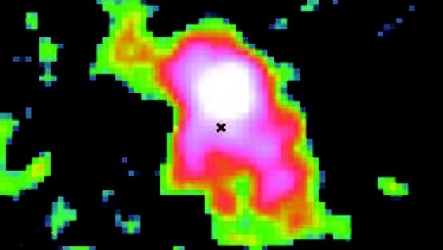 Der sternbildende Klumpen ist als heller Fleck erkennbar, das Kreuz das Zentrum der Galaxie. (Bild: Anita Zanella et al./NPG)