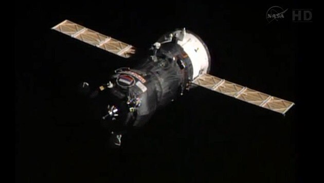 Ein Raumfrachter vom Typ "Progress" im All (Bild: NASA TV)