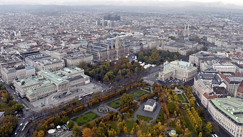 Blick über Wien mit Ringstraße, Parlament, Rathaus und Burgtheater (Bild: APA/Herbert Neubauer)