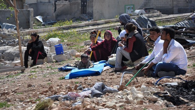 Syrische Flüchtlinge an der türkischen Grenze (Bild: AP)