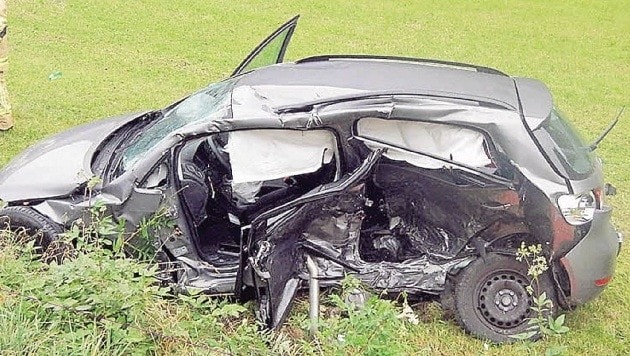 Der Kleinwagen des Ehepaars wurde von dem Audi RS6 regelrecht von der Straße gefegt. Beide starben. (Bild: FF Saalfelden)