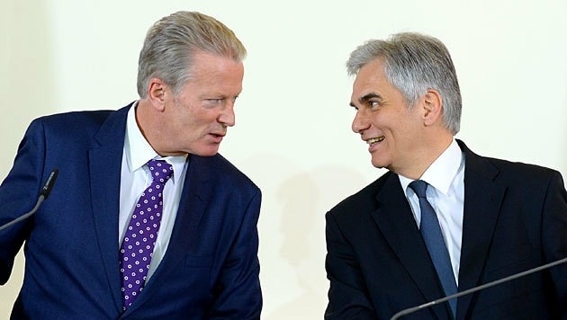 Mitterlehner und Faymann während des Pressefoyers (Bild: APA/Roland Schlager)