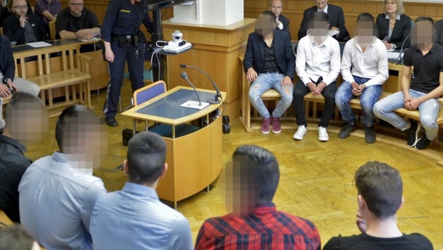 Die Angeklagten im Gerichtssaal (Bild: APA/HERBERT NEUBAUER)