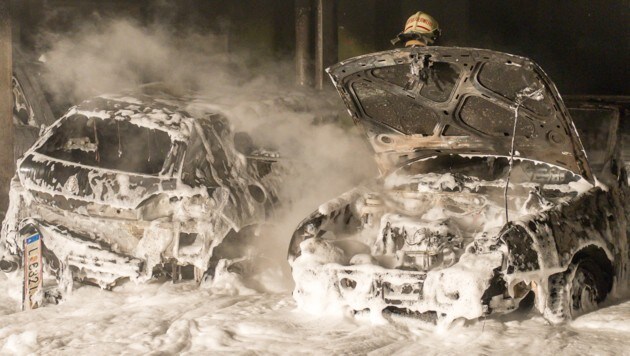Mit Leuchtpistole in Brand geschossen, mit Schaum gelöscht: Sechs Autos wurden in Linz zerstört (Bild: fotokerschi)