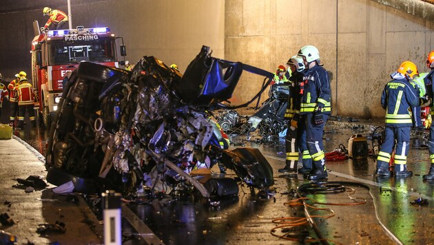 Das Auto wurde beim Crash auf der Umfahrung in Pasching komplett zerfetzt und in zwei Teile gerissen (Bild: laumat.at / Matthias Lauber)