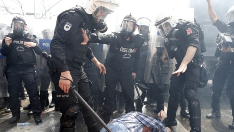 Auch in Istanbul kam es zu wilden Protesten. (Bild: APA/EPA/TOLGA BOZOGLLU)