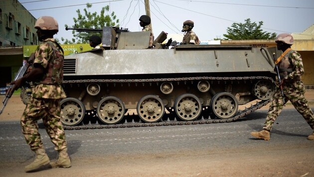 Nigerianische Truppen auf Patrouille in der Nähe der Grenze zu Kamerun (Bild: AP)
