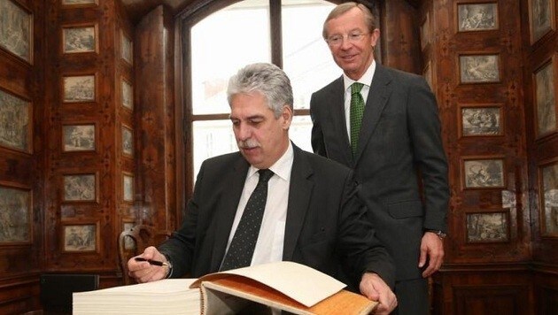 Eintrag ins "Gästebuch": Finanzminister Schelling, Landeshauptmann Haslauer (Bild: Franz Neumayr)