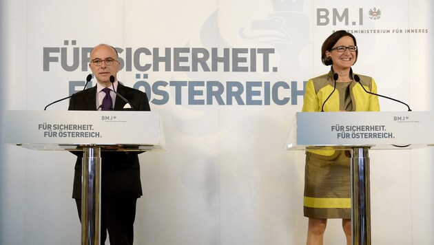 Der französische Innenminister Bernard Cazeneuve mit Innenministerin Johanna Mikl-Leitner (Bild: APA/HANS TECHT)