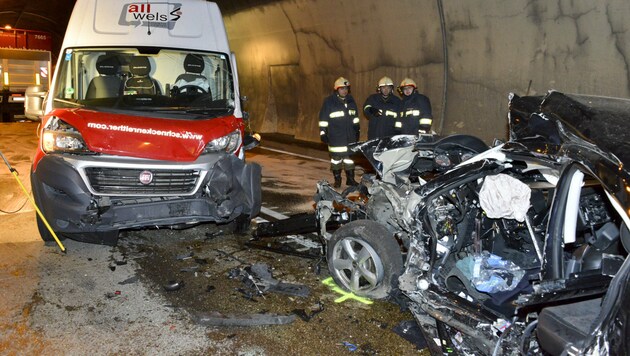 Horror-Unfall im Tunnel bei Klaus: Der Lenker dieses Wracks (rechts) hatte keine Überlebenschance. (Bild: Jack Haijes)