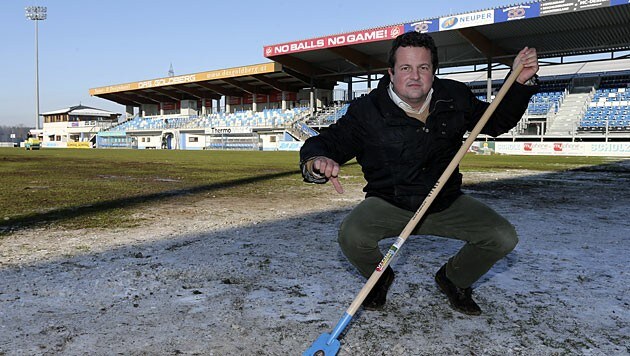 Grödigs Sportdirektor Christian Haas und der gefrorene Rasen, der das Spiel gegen Sturm verhinderte. (Bild: Andreas Tröster)